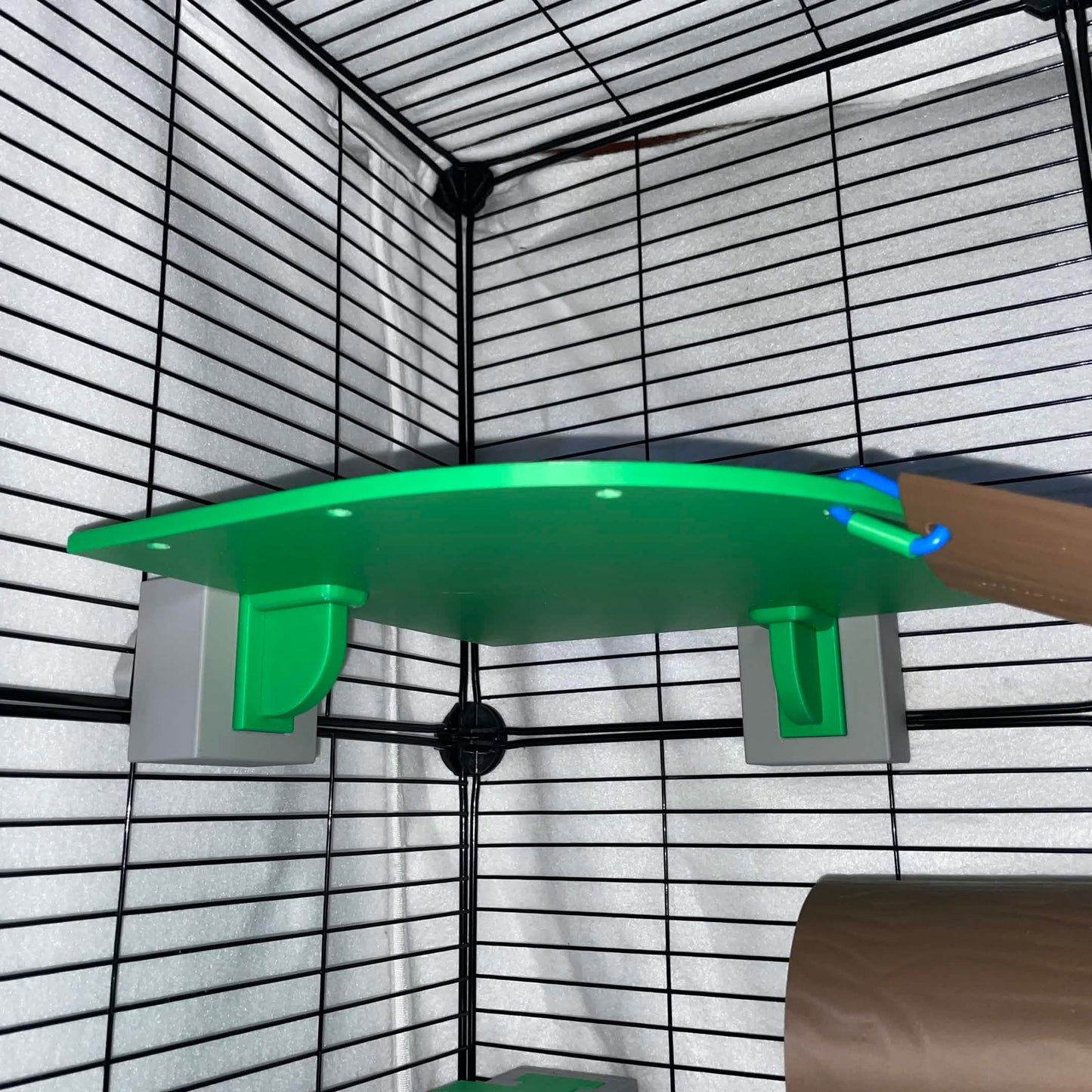 8.5" Jungle Green Plastic Corner Ledge with Rounded Front